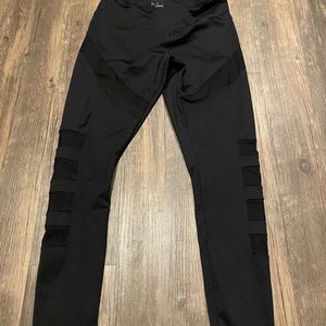 Leggings with mesh on the sides